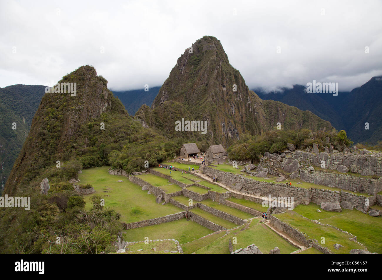 Vue sur le Machu Picchu à Huayna Picchu, Pérou Banque D'Images