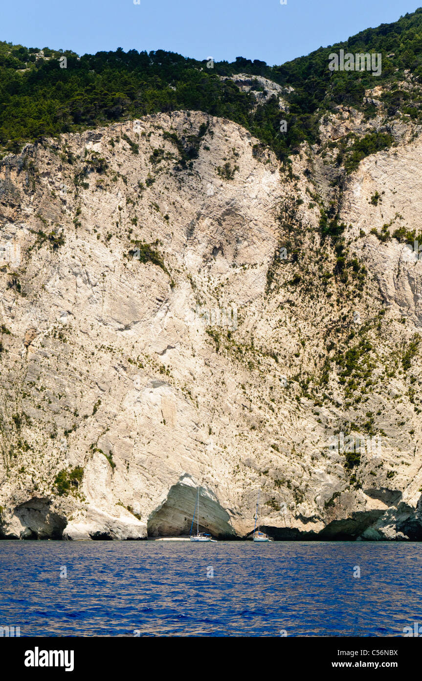 Grottes le long des falaises de calcaire de l'île grecque de Zante (Zakynthos) Banque D'Images
