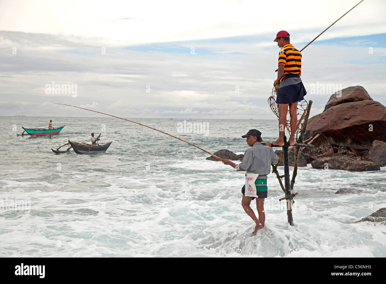 Pêche sur pilotis sur la côte en Mirissa, Sri Lanka Banque D'Images