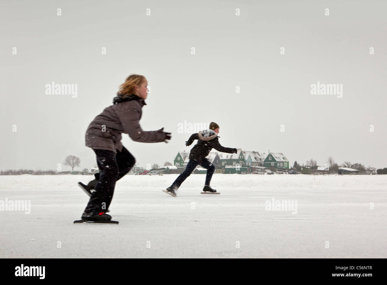 Les Pays-Bas, Marken, Garçon et fille en compétition pour la patinoire locale championnat. Banque D'Images
