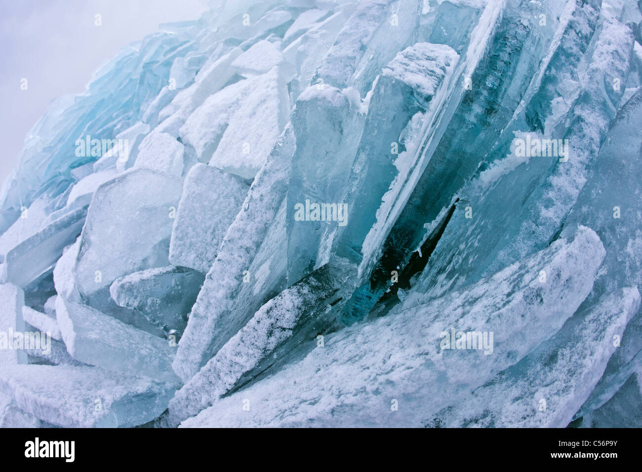 Les Pays-Bas, Oosterleek, entassés de la glace sur lac gelé appelé Markermeer. Banque D'Images