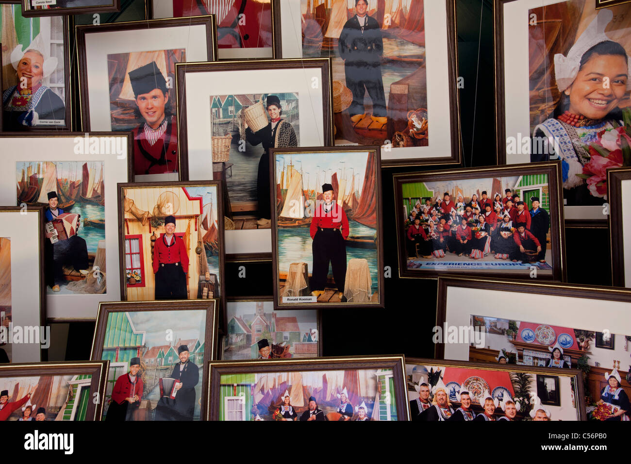 Les Pays-Bas, Volendam, célèbre Dutchmen en robe traditionnelle Volendam en vitrine du photographe local. Banque D'Images