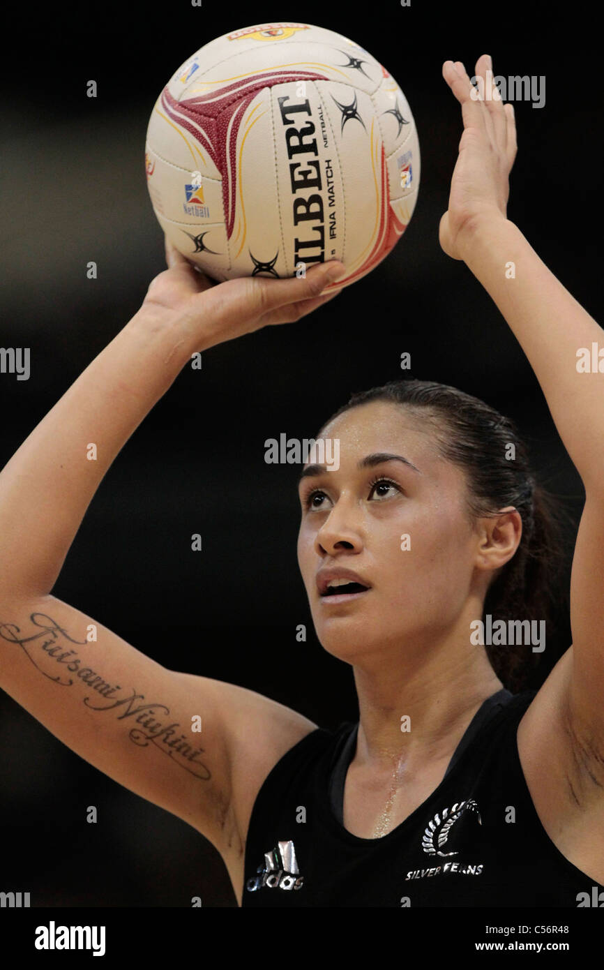 10.07.2011 Maria Tutaia de Nouvelle-zélande tente un tir lors de la finale entre l'Australie et la Nouvelle-Zélande, Mission Foods World Championships 2011 Netball du Singapore Indoor Stadium à Singapour. Banque D'Images