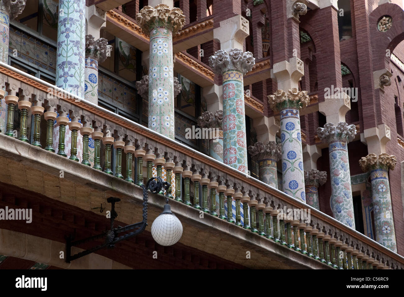 Détail sur la façade principale de la Palau de la Musica Catalana par Luis Domenech i Montaner, Barcelone, Catalogne, Espagne Banque D'Images