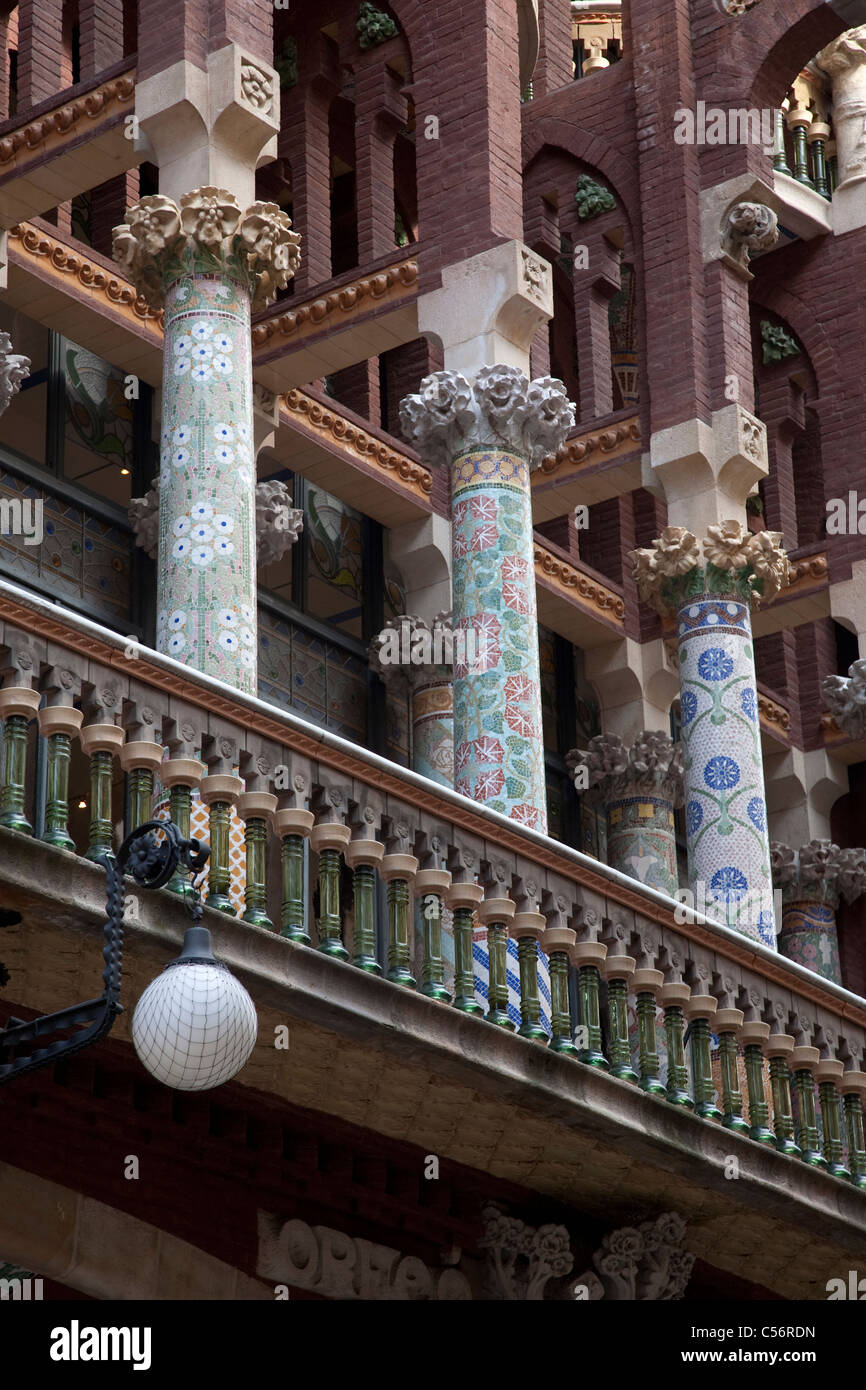 Détail sur la façade principale de la Palau de la Musica Catalana par Luis Domenech i Montaner à Barcelone, Catalogne, Espagne Banque D'Images
