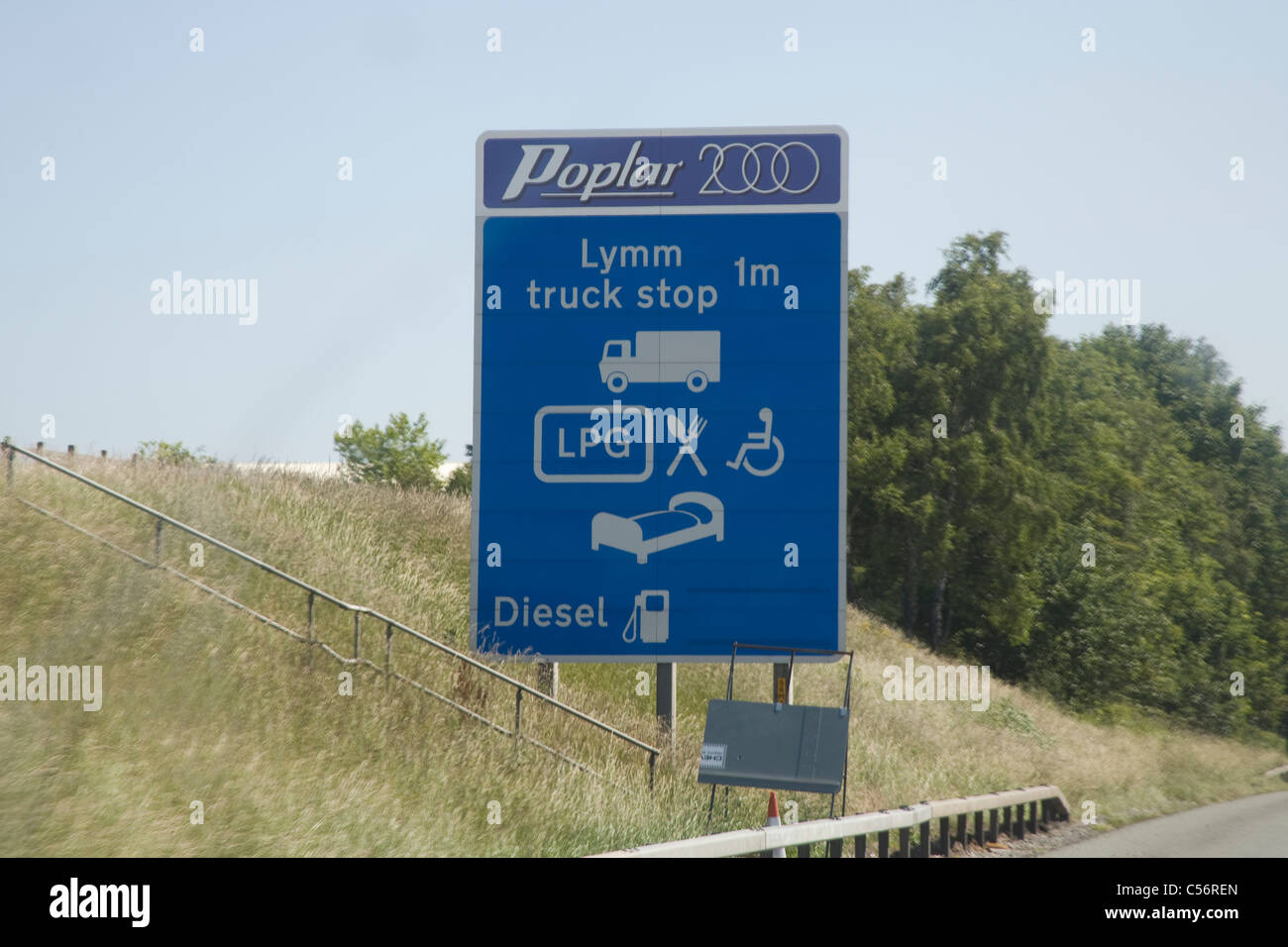 Cheshire England UK Autoroute M56 Truck Stop sign Services prises à travers un pare-brise Banque D'Images