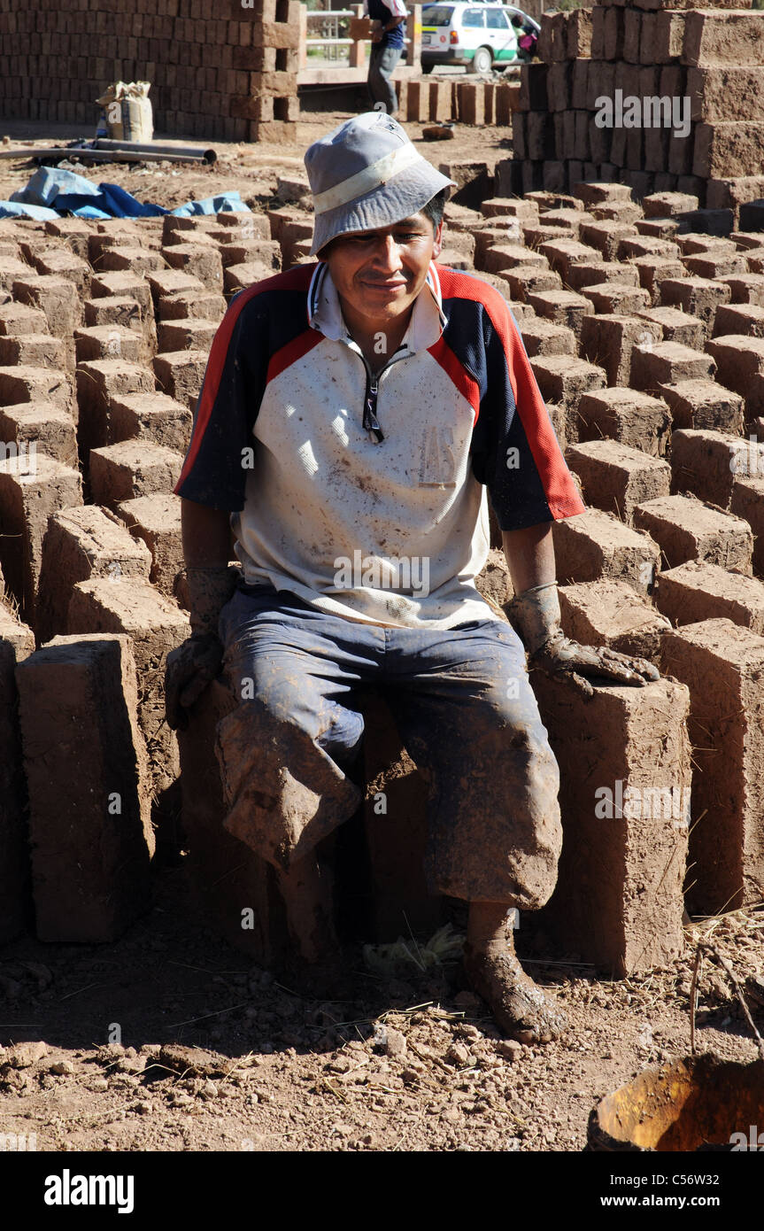 Un travailleur de brique de boue de prendre un repos, à une usine de brique de boue au Pérou Banque D'Images