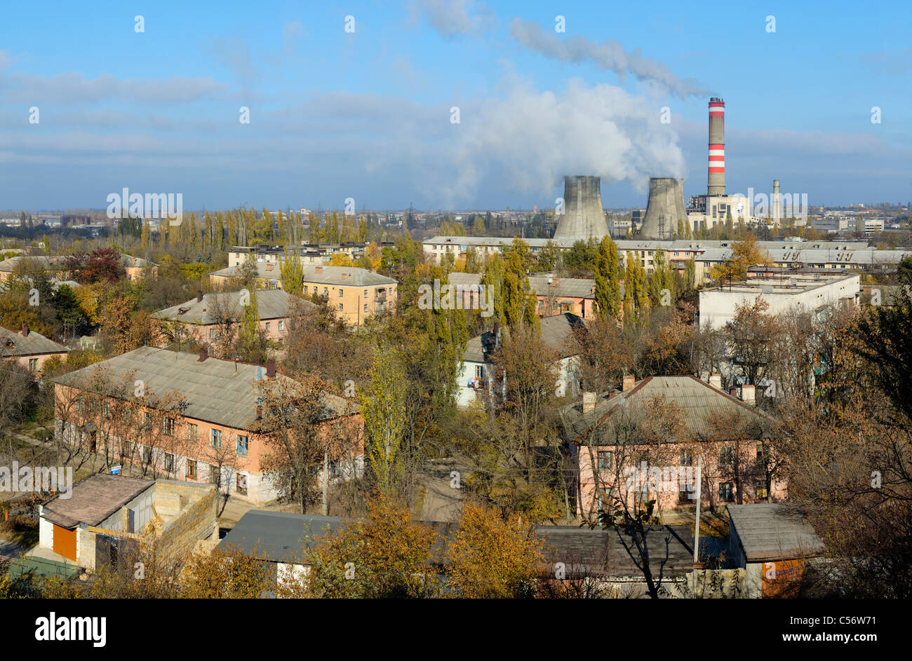 L'ère soviétique centrale thermique au milieu d'une zone résidentielle, Gresovskiy, l'autonomie de la Crimée, Ukraine. Banque D'Images