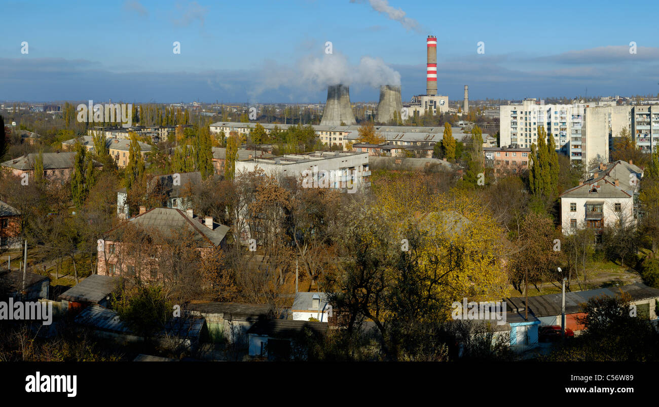 L'ère soviétique centrale thermique au milieu d'une zone résidentielle, Gresovskiy, l'autonomie de la Crimée, Ukraine. Banque D'Images