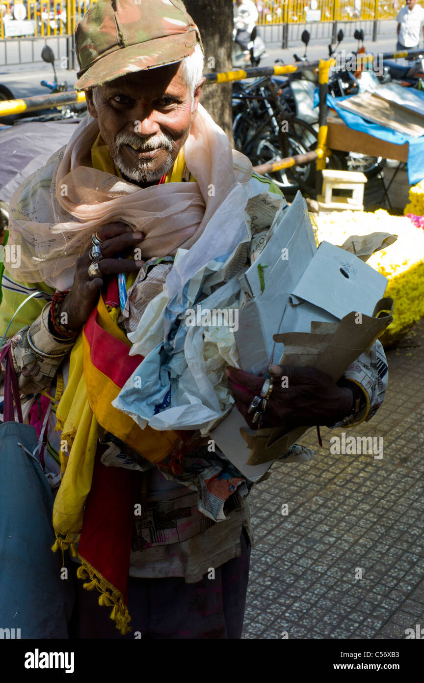 Un sans-abri corbeille hunter dans les rues de Mysore, Karnataka, Inde. Banque D'Images