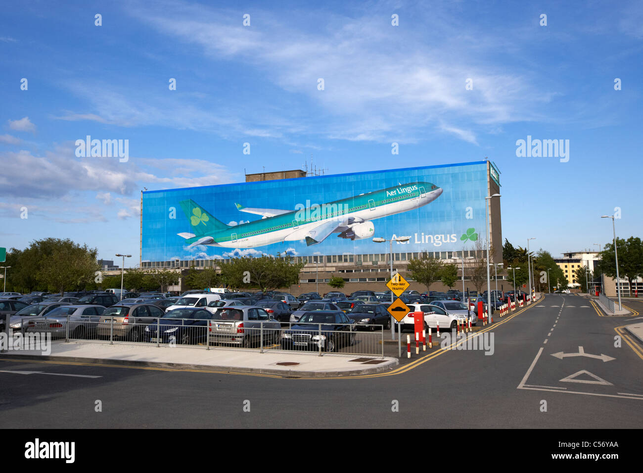 Parking et Aer lingus bâtiment du siège, siège social de l'aéroport de Dublin République d'irlande europe Banque D'Images