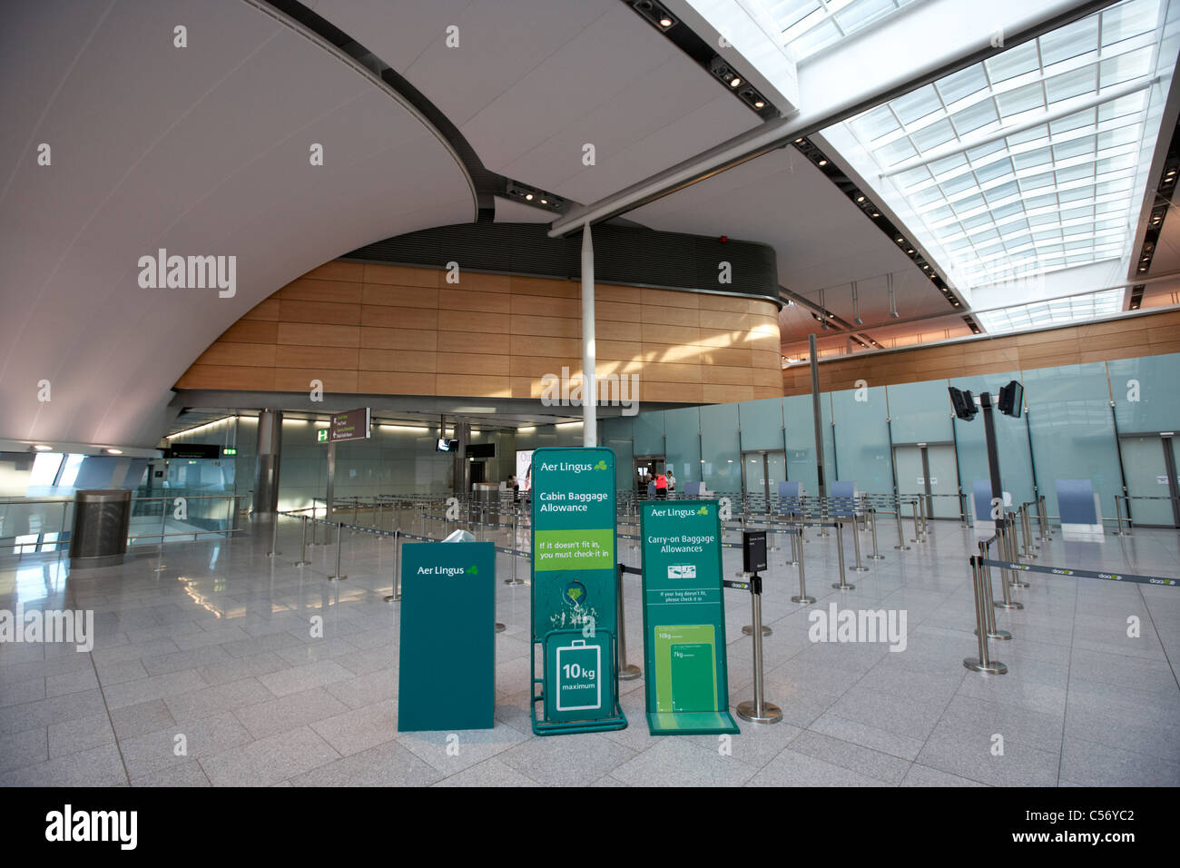 La mesure de la taille des bagages à main est de moyenne à nouveau terminal  2 de l''aéroport de Dublin, République d'irlande europe Photo Stock - Alamy