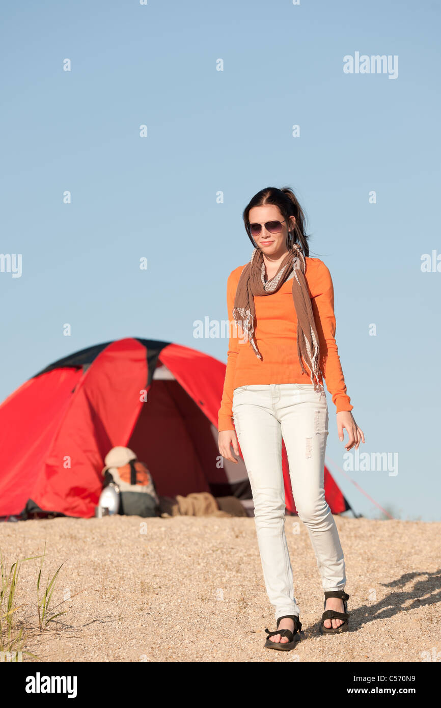 Camping happy woman in tente sur beach blue sky Banque D'Images
