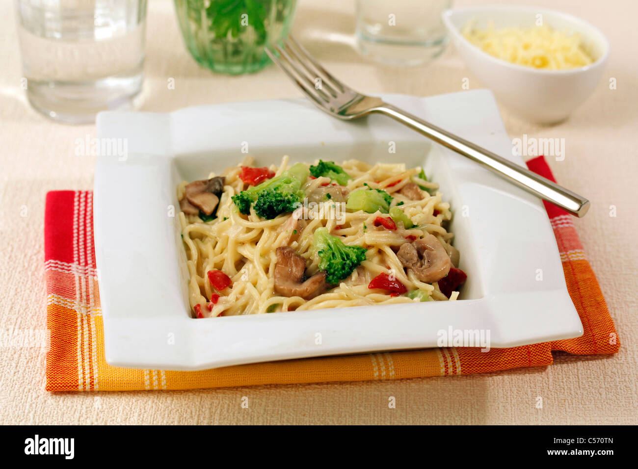 Spaghettis aux brocolis et champignons. Recette disponible. Banque D'Images