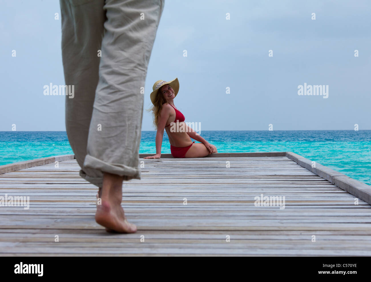 Homme marchant vers la femme sur le pont Banque D'Images