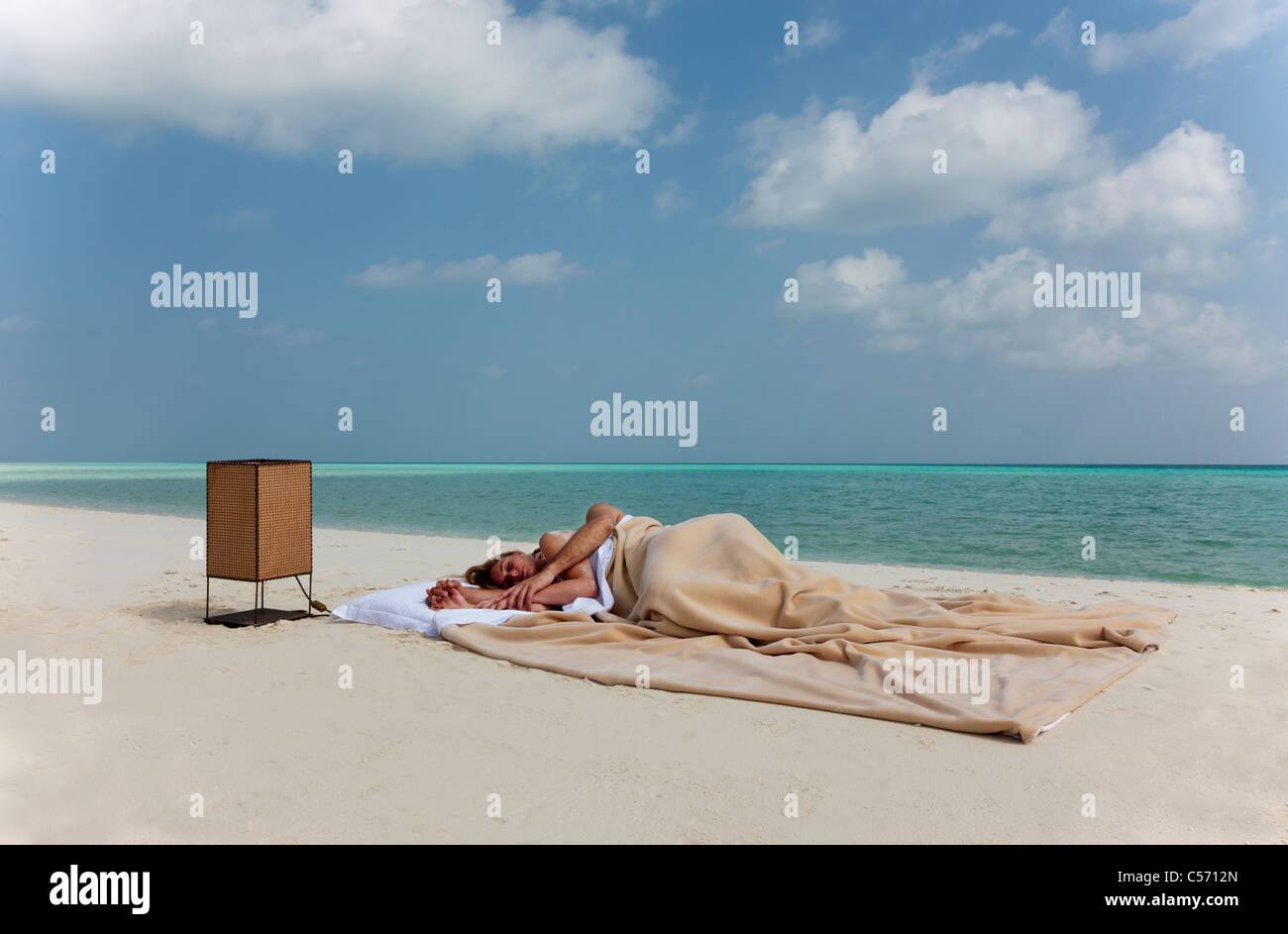 Couple au lit on beach Banque D'Images