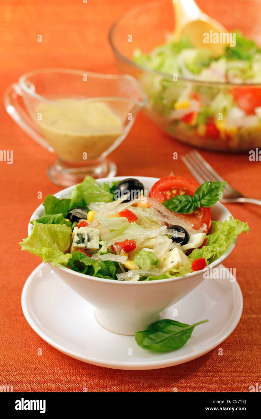 Agar-agar salade avec du fromage bleu. Recette disponible. Banque D'Images