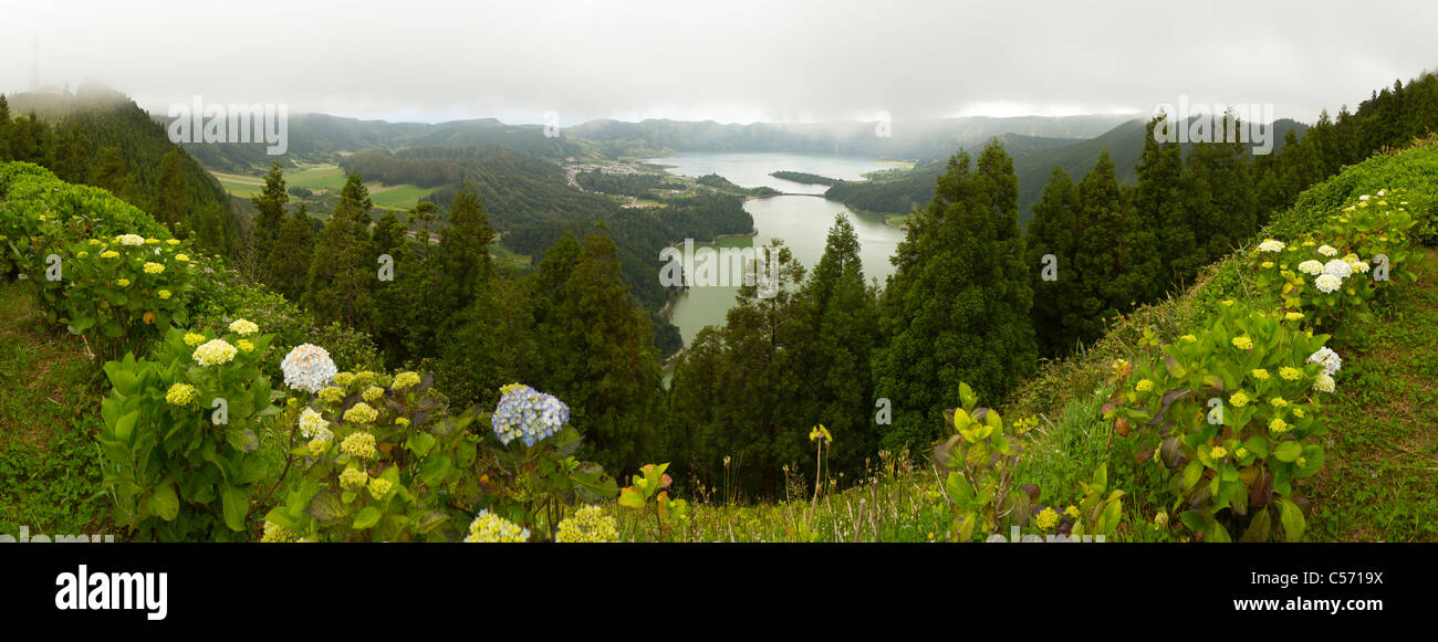 Vue panoramique à partir de Visto do Rei, avec vue sur Lagoa Verde et Lagoa Azul. L''île de São Miguel, aux Açores. Banque D'Images