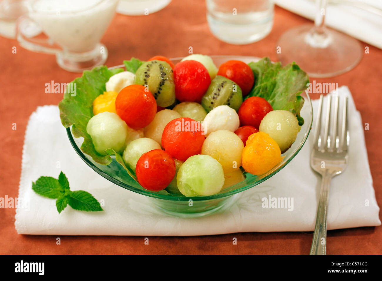 Salade de fruits avec sauce au fromage et yogourt. Recette disponible. Banque D'Images