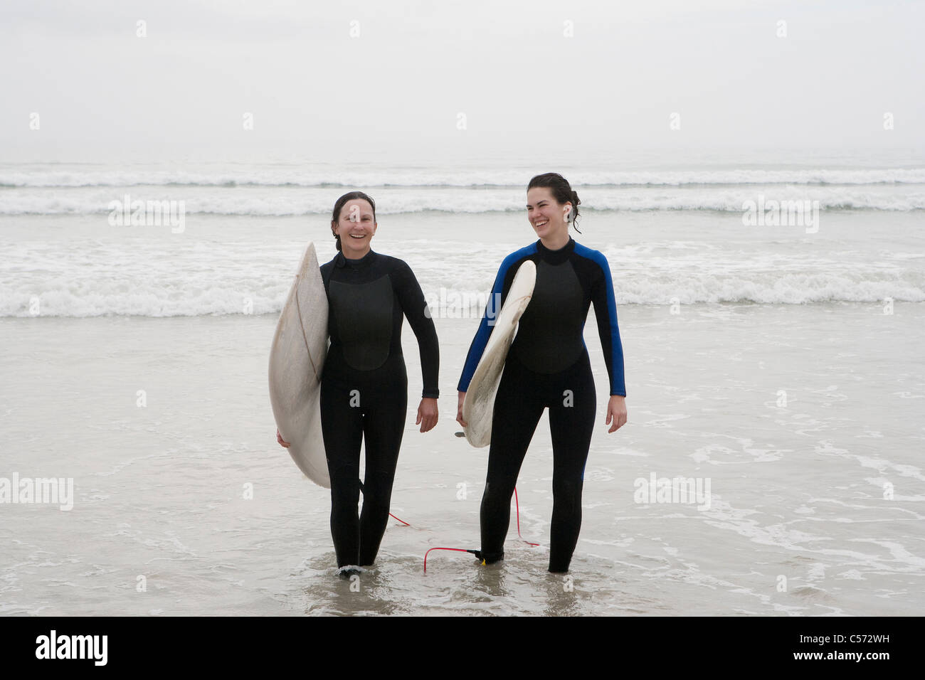 Quelques surfeurs dans l'eau Banque D'Images