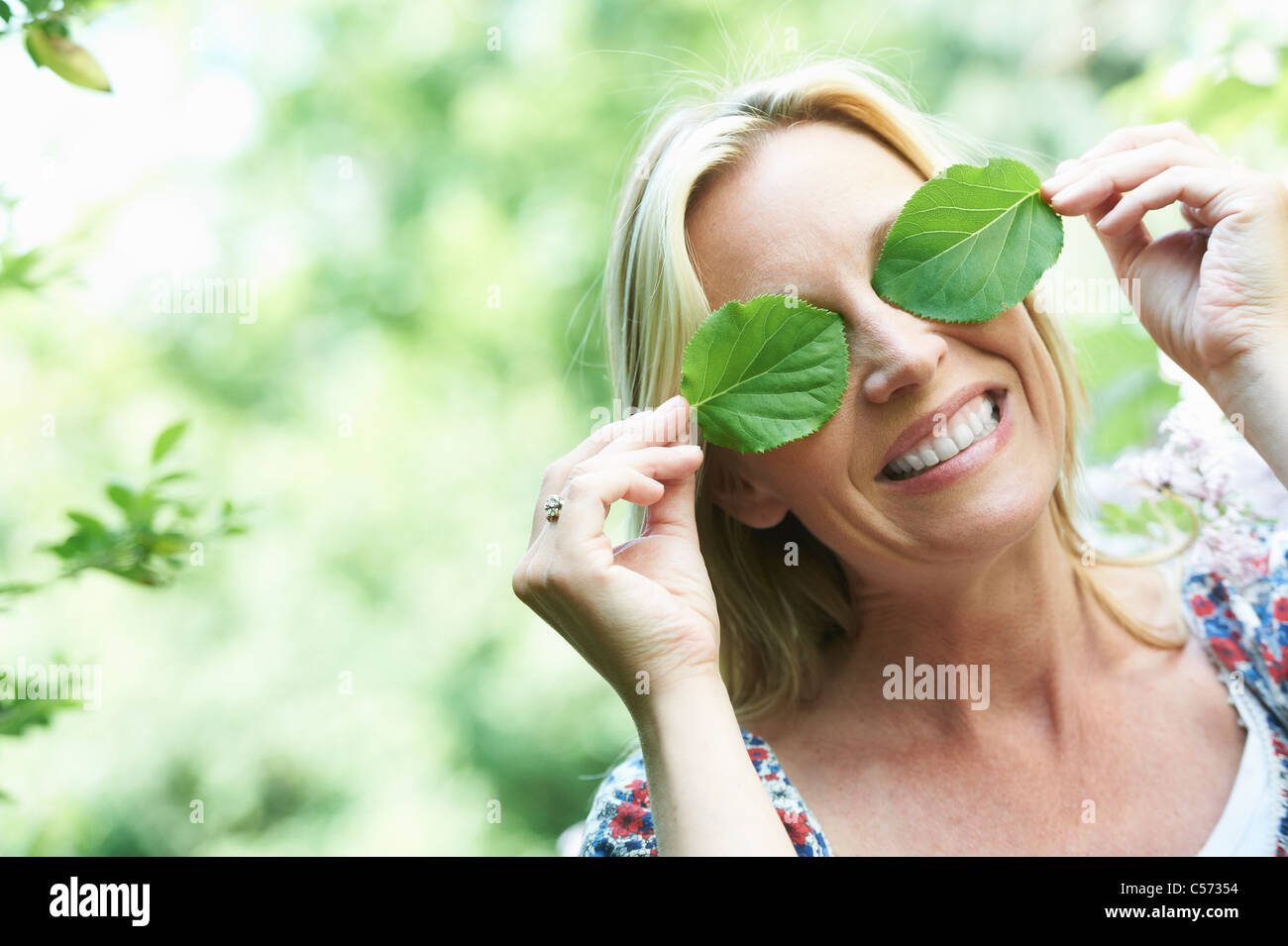 Smiling woman Playing with leaves Banque D'Images