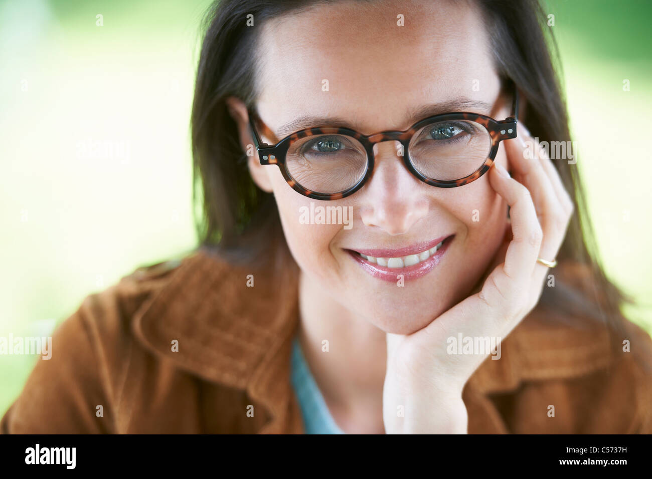 Smiling woman wearing eyeglasses Banque D'Images