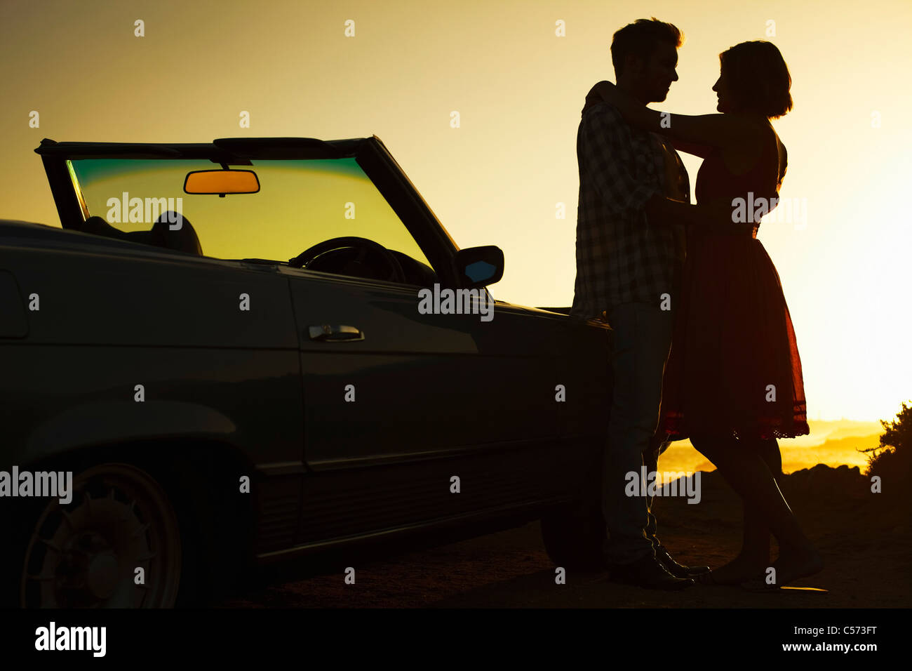 Silhouette de couple hugging Banque D'Images