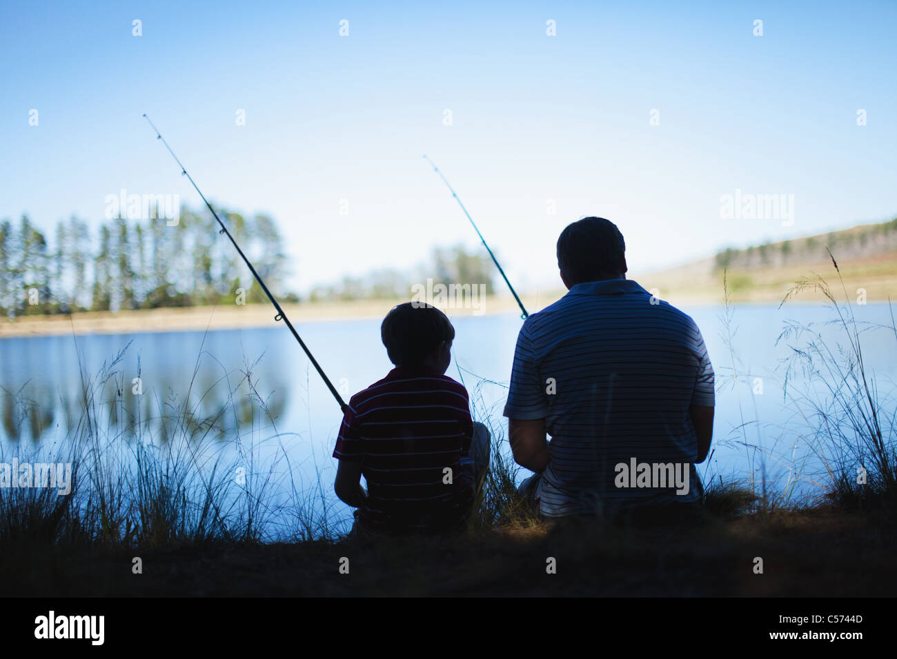 2 Pères Et 2 Fils Vont à La Pêche Père Fils avec la pêche dans le lac Photo Stock - Alamy