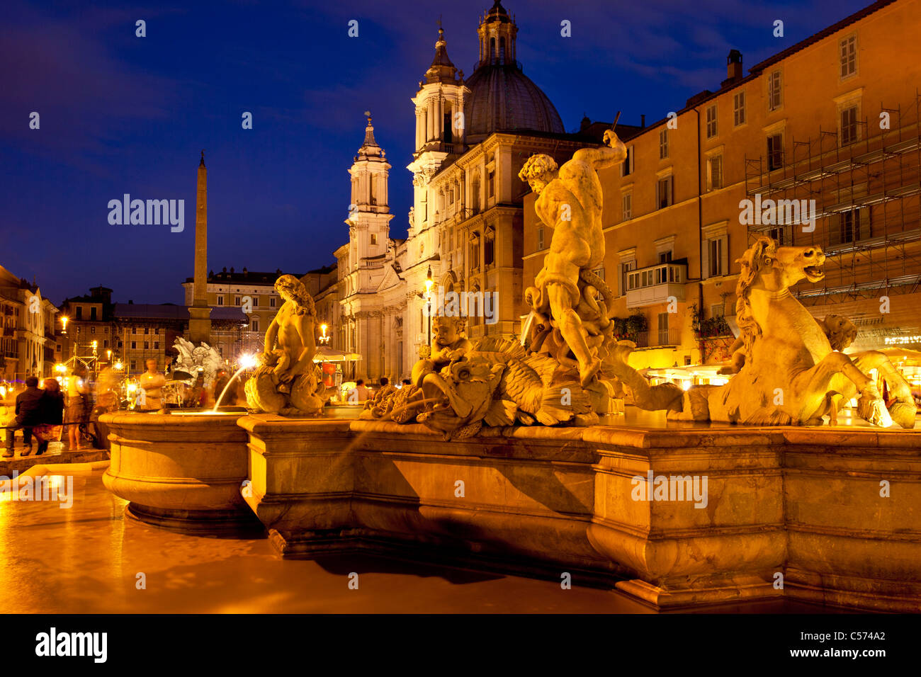 Twilight in Piazza Navona avec la Fontaine de Neptune et chiesa di Sant'Agnese, au-delà de Rome Lazio Italie Banque D'Images