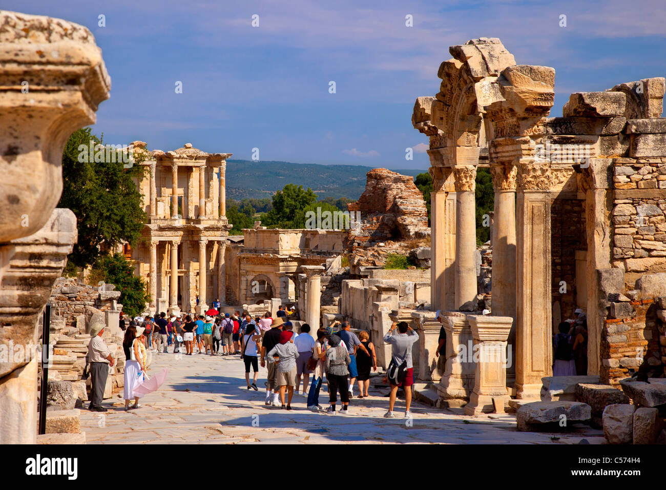 Les touristes marchent la rue pavée de marbre de Curetes près du temple d'Hadrien et de la bibliothèque de Celsus à Éphèse, en Turquie Banque D'Images