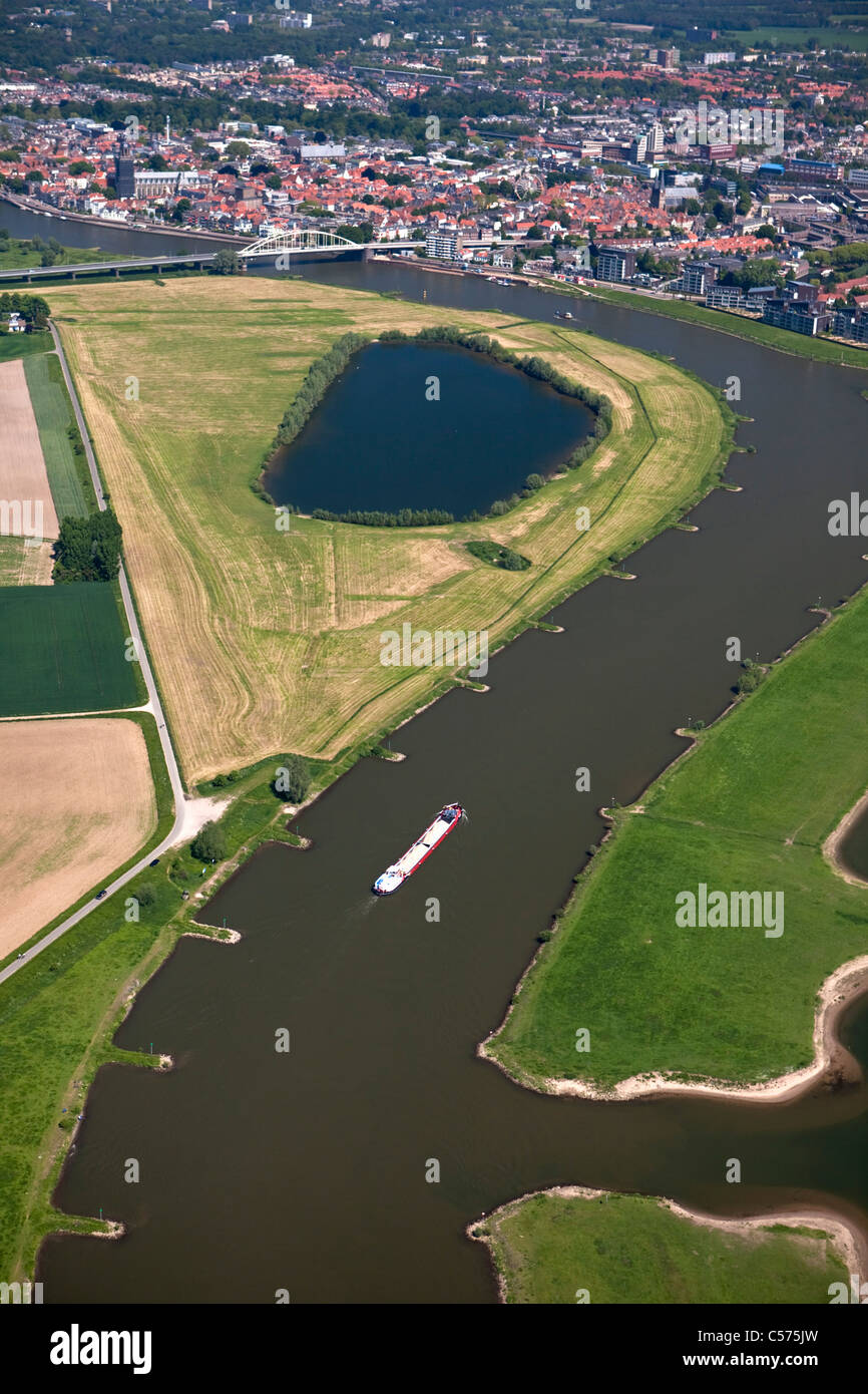 Les Pays-Bas, Deventer, Cargo dans la rivière IJssel. Vue aérienne. Banque D'Images