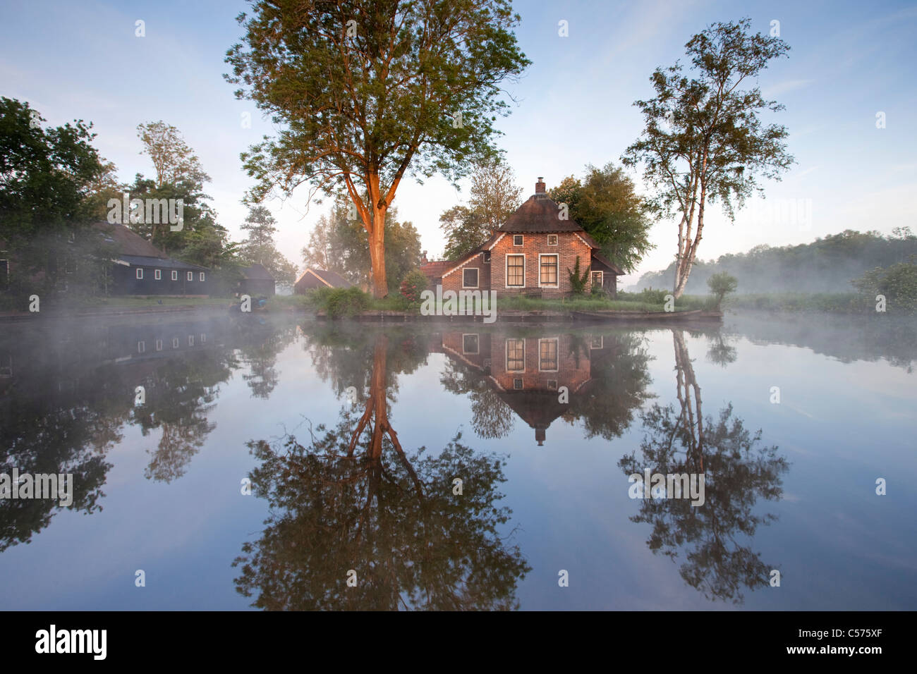 Les Pays-Bas, Dwarsgracht, près de Giethoorn. Village avec presque seulement d'eau. Chambre au lever du soleil. Banque D'Images