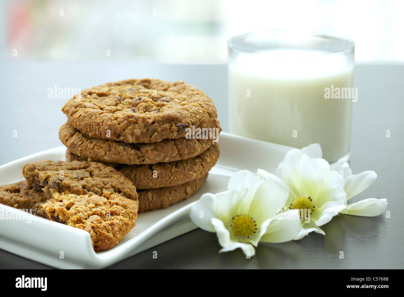 Cookies aux pépites de chocolat et un verre de lait Banque D'Images