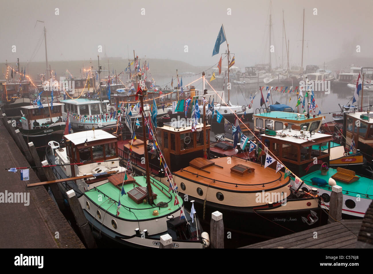 Les Pays-Bas, Vollenhoven, la collecte d'anciens remorqueurs dans le port. Brume du matin. Banque D'Images