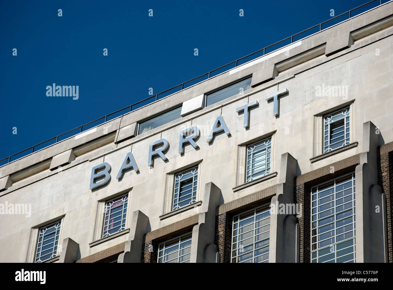 Barratt logo sur les années 1930 wallis chambre, une partie de l'ancien bâtiment beechams sur la Great West Road, Brentford, Londres, Angleterre Banque D'Images