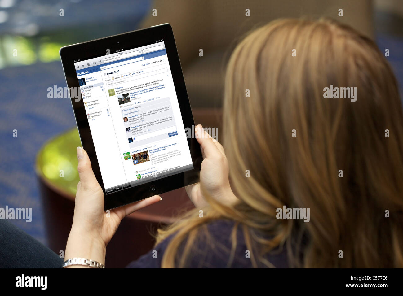 Close up photo d'une jeune femme contrôle de sa page Facebook sur un iPad2 Banque D'Images