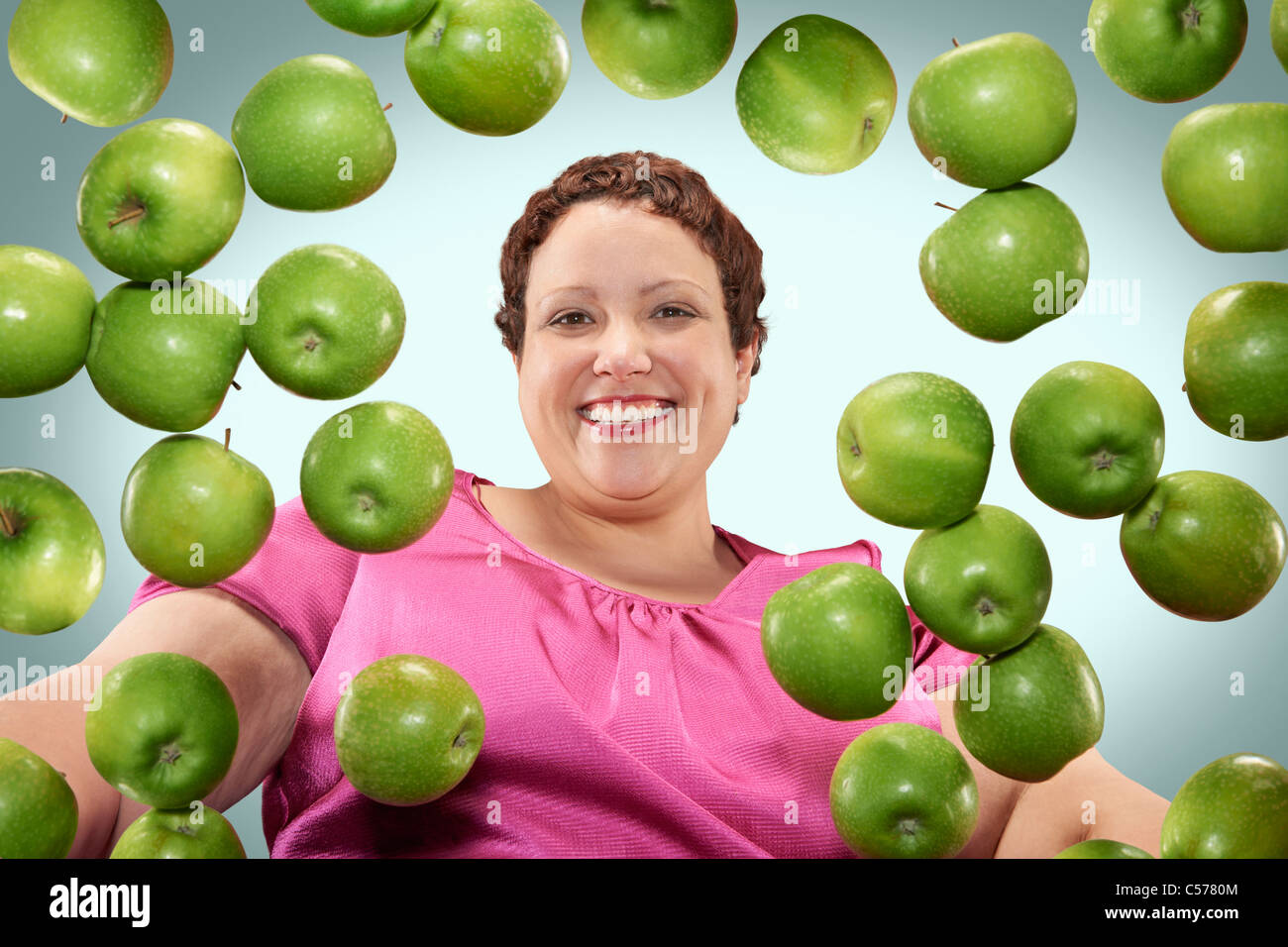 Grande Femme avec la pomme verte Banque D'Images