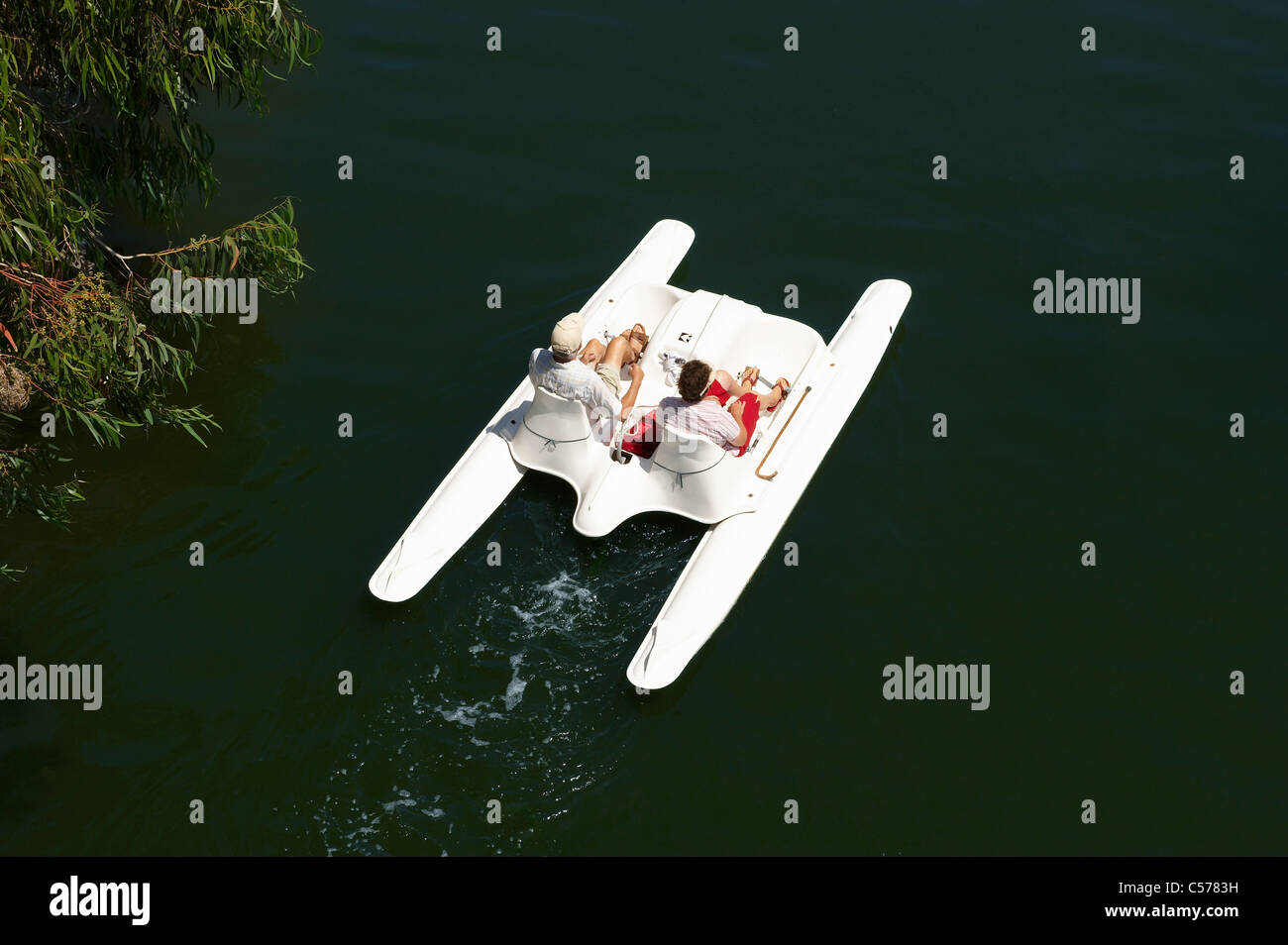 Couple en bateau à aubes sur le lac Banque D'Images