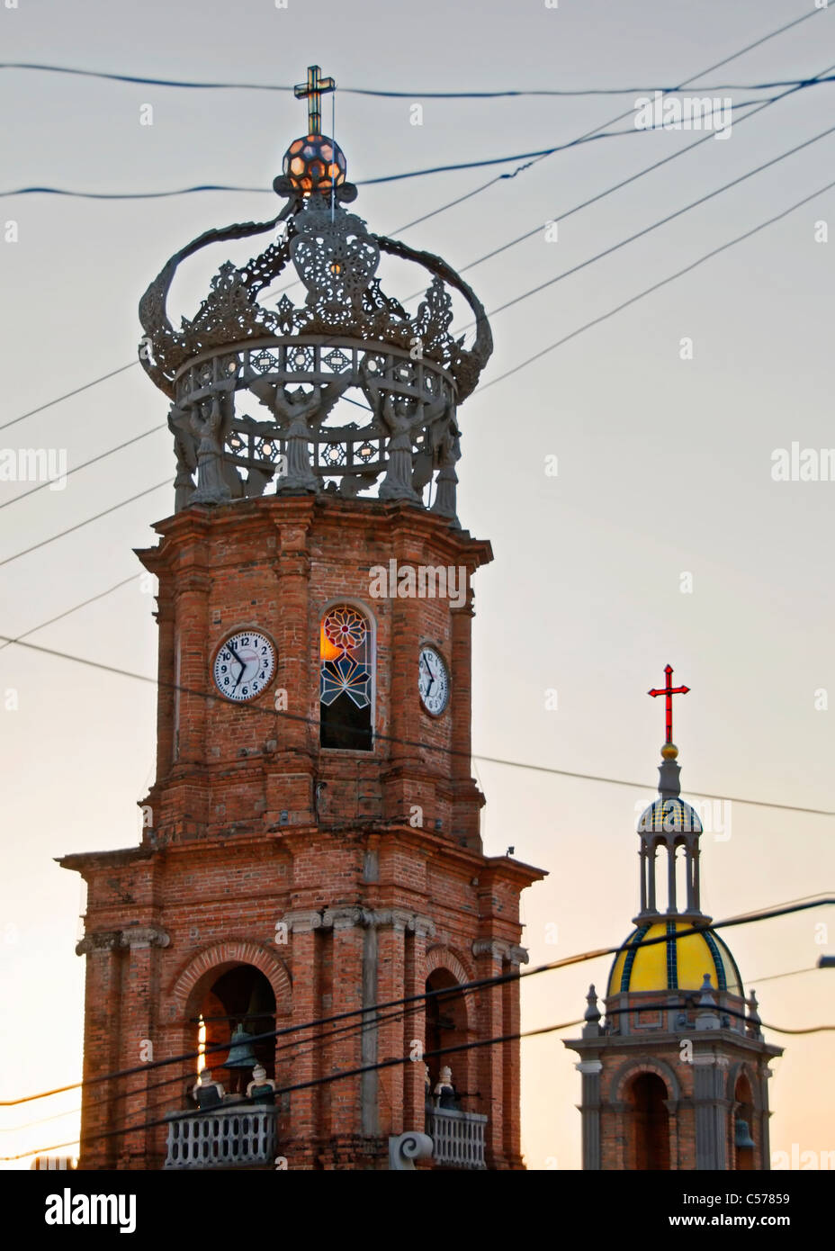 Vue verticale de la couronne ornée et haut de l'Église Guadalupe au centre-ville de Puerto Vallarta, Mexique dans la soirée. Banque D'Images