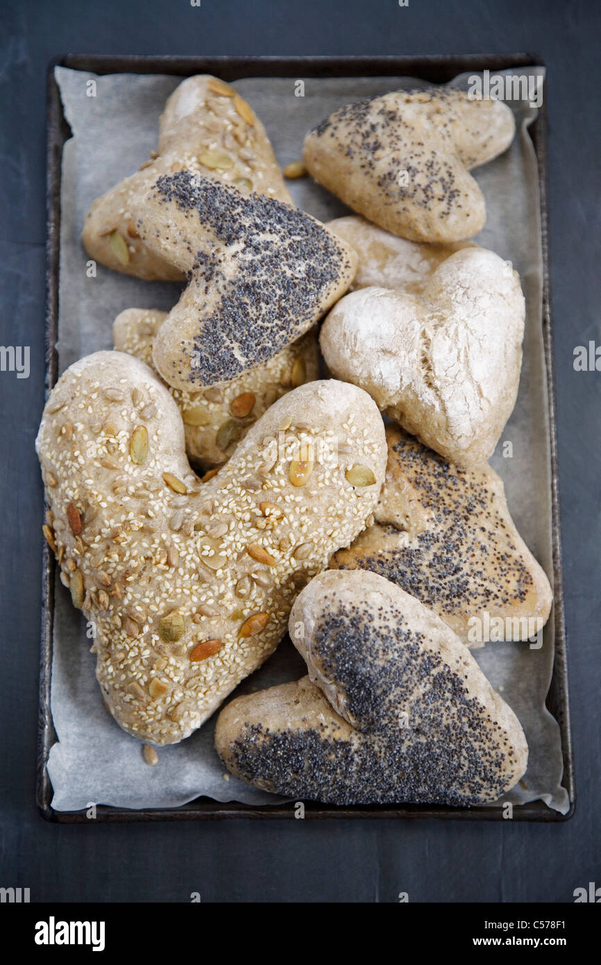 Des petits pains en forme de coeur sur le bac Banque D'Images