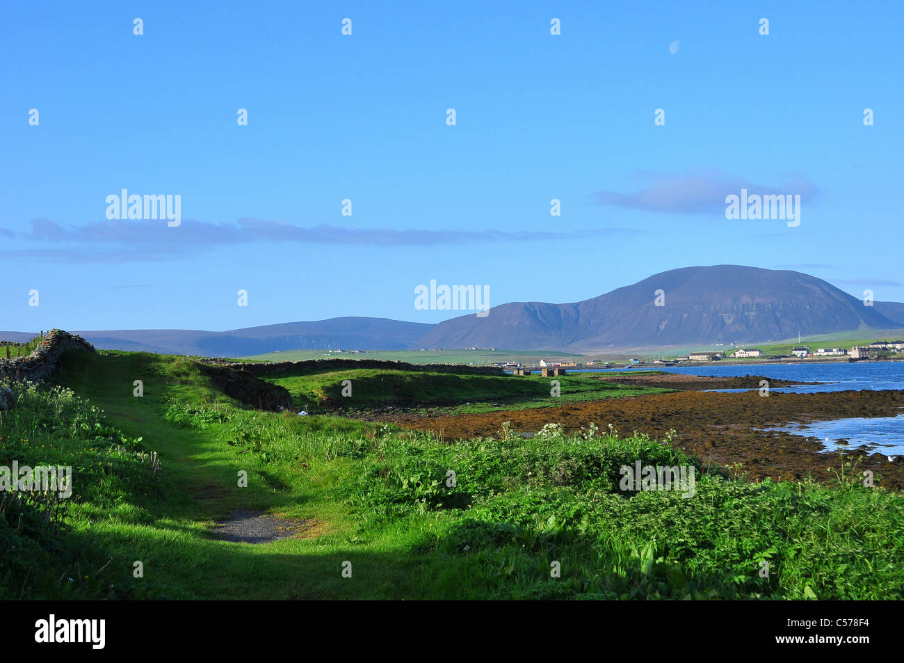 Ville de Stromness sur le continent et l'île de Hoy, Orcades, en Écosse. Banque D'Images