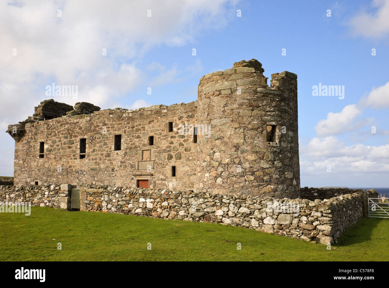 Le, Unst, Shetland, Scotland, UK. Ruines du 16e siècle le château médiéval géré par Historic Scotland Banque D'Images