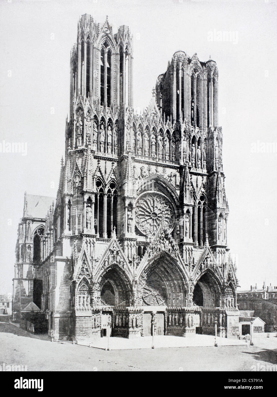 Façade principale de Notre-Dame de Reims (Notre Dame de la cathédrale de Reims), la France, comme on le voit au début du xxe siècle Banque D'Images