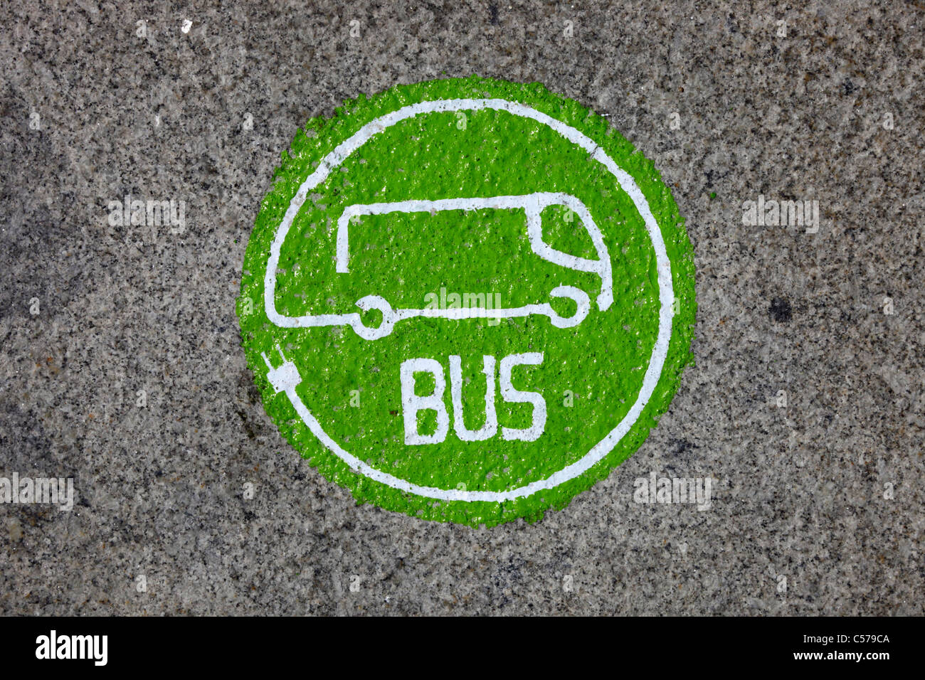 Symbole sur la rue de granit montrant l'itinéraire utilisé par les bus électriques dans le centre-ville historique de Casco Vello, Vigo, Galice, Espagne Banque D'Images