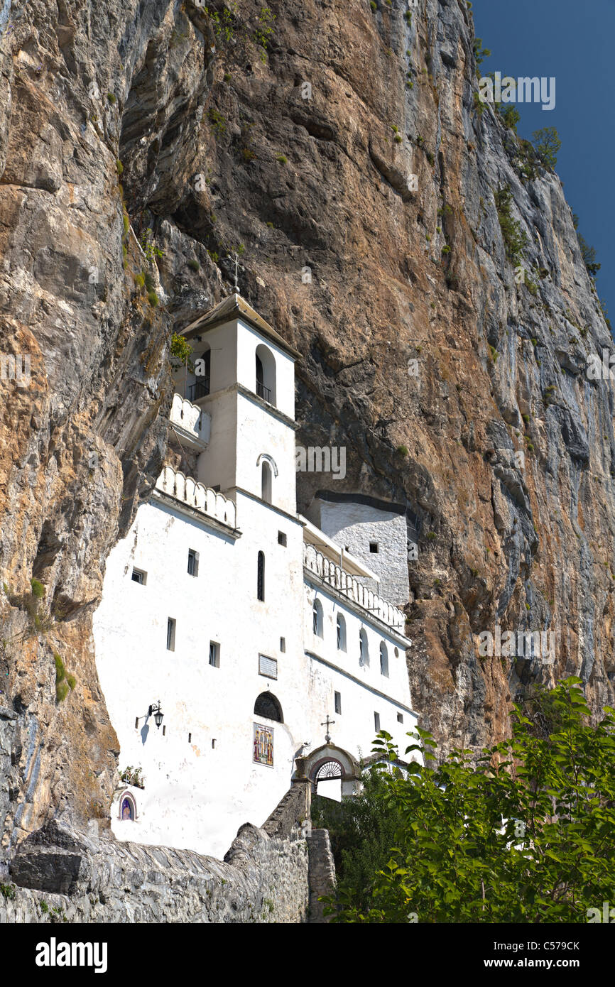 Monastère d'Ostrog construit dans un rocher vue verticale, le Monténégro Banque D'Images