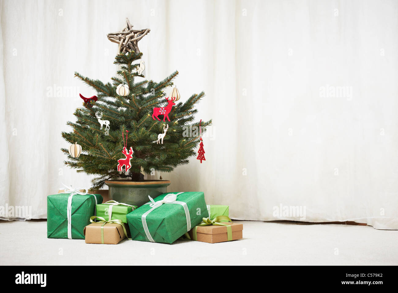 Arbre de Noël décoré avec des cadeaux Banque D'Images