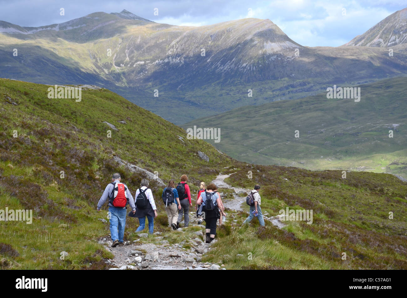 Les marcheurs en ordre décroissant à partir du haut de l'Escalier du diable sur le West Highland Way vers Kinlochleven, en Écosse. Banque D'Images