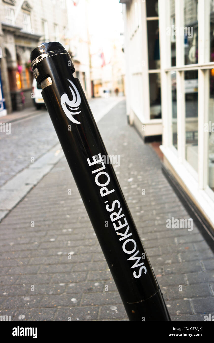 Smokers' Pole en street à St Peter Port Guernsey Channel Islands UK Banque D'Images