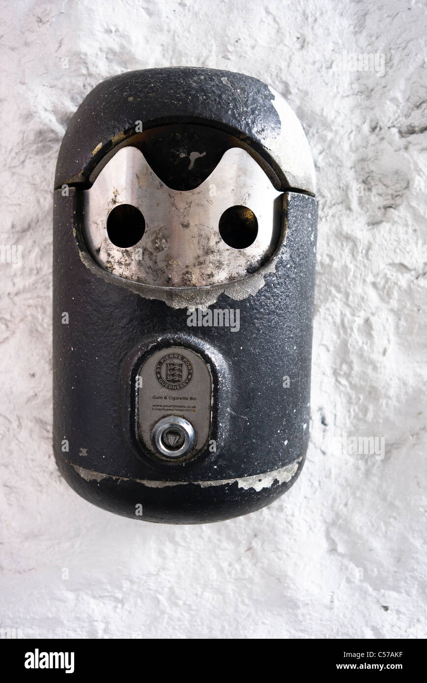 Prise murale pour les mégots et chewing-gum Banque D'Images