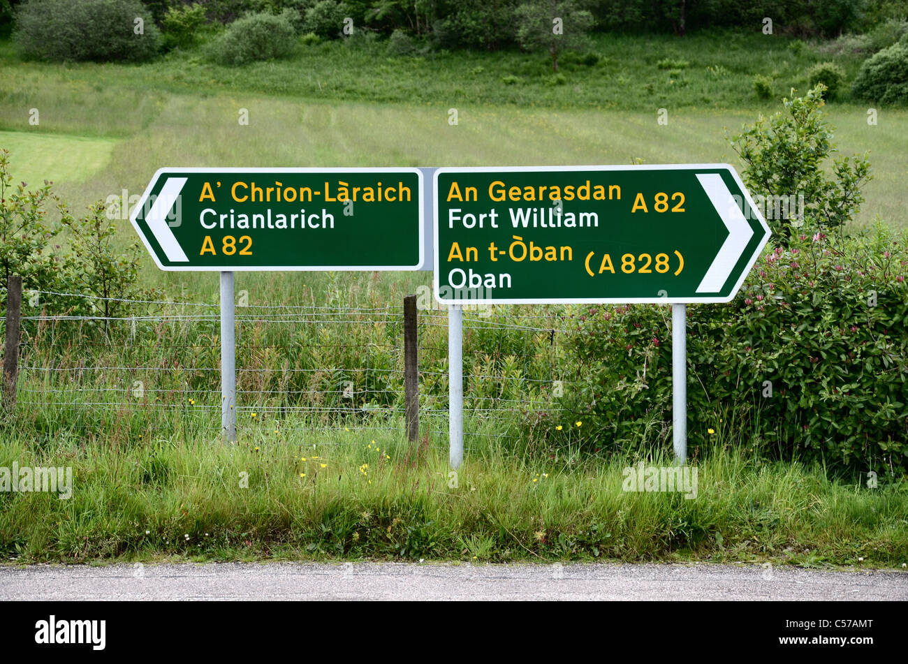 La signalisation routière en anglais et en gaélique à Glencoe village dans les Highlands écossais. Banque D'Images